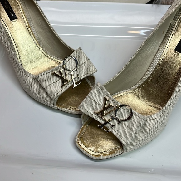 LOUIS VUITTON LOVE PLATE PEEPTOE PUMPS - Picture 9 of 15
